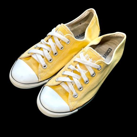 Women’s converse lowtops - Picture 2 of 2